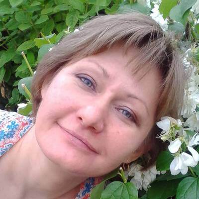 Фото женщины на фоне цветов