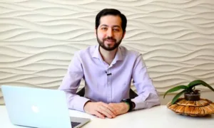 На фото Дмитрий Агаронян сидит за столом